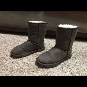 UGG Classic Short Brown Leather Boot - Size: 6